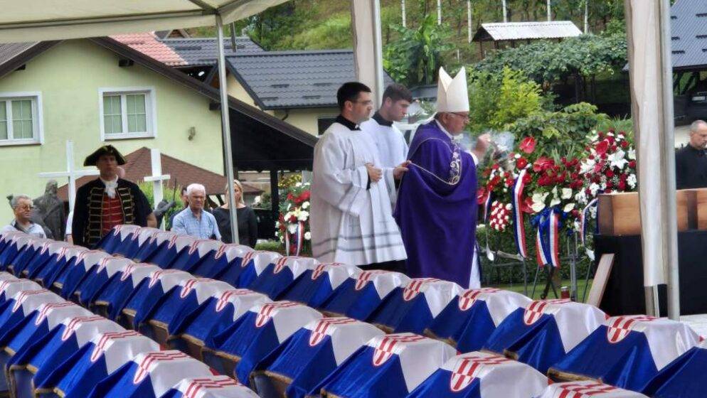 U Donjem Maclju pokopano 500 hrvatskih žrtava ekshumiranih iz grobnica u Sloveniji! Ministar Medved: ‘Pronašli smo ih i vratili u Hrvatsku’