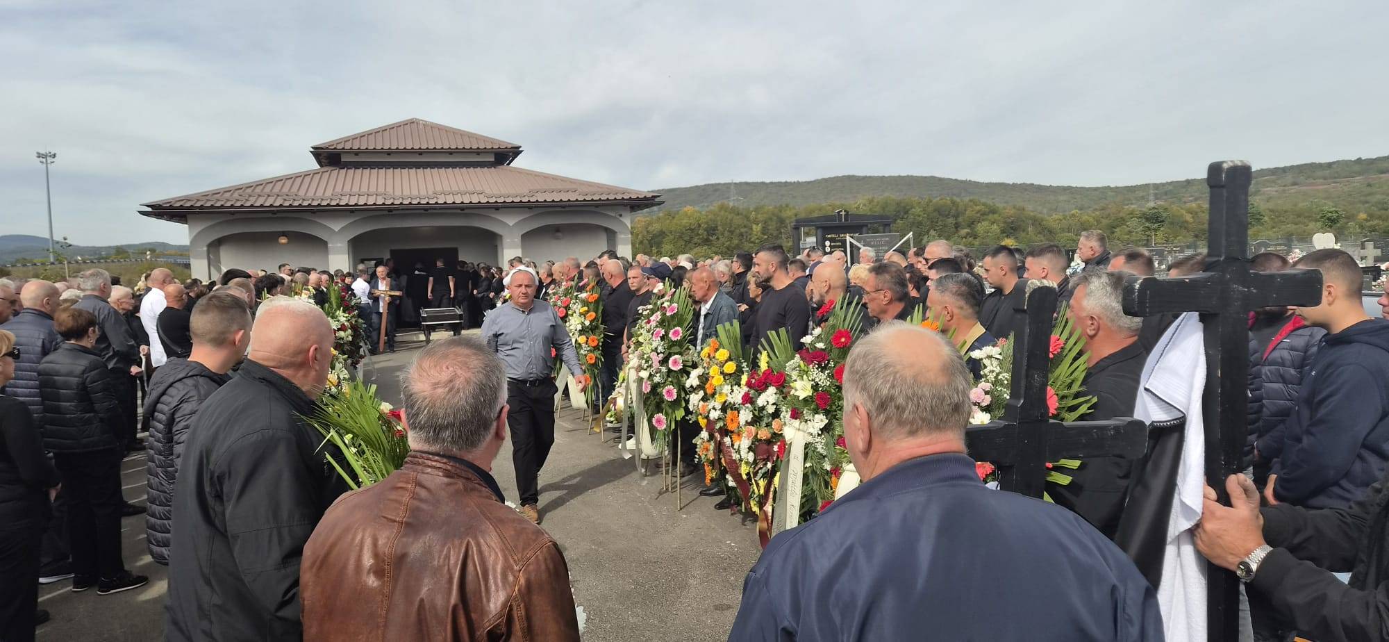 Iz Stuttgarta u zagrljaj rodne Like: Pjesmom i suzama ispraćen Dražen Bolješić