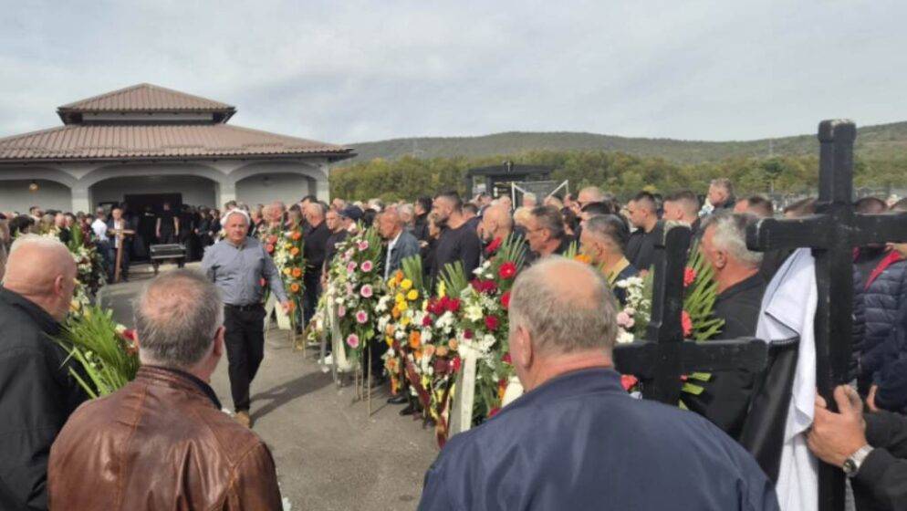 Iz Stuttgarta u zagrljaj rodne Like: Pjesmom i suzama ispraćen Dražen Bolješić