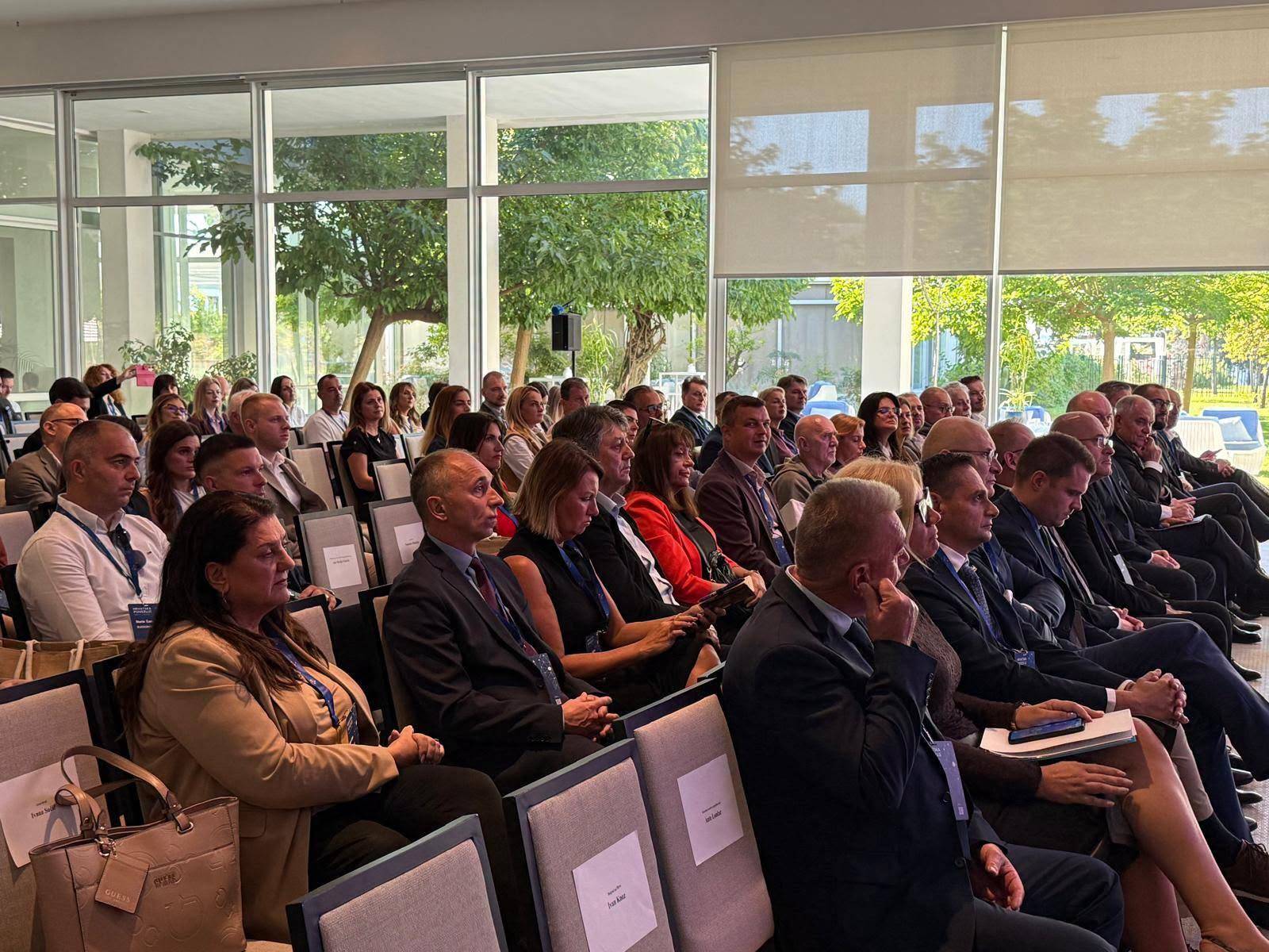 U sklopu konferencije, Dario Magdić, zamjenik državnog tajnika Središnjeg državnog ureda za Hrvate izvan Republike Hrvatske, moderirao je Croatia Connects Keynote razgovor s Michaelom Murgićem, direktorom tvrtke Victuspak, pod nazivom „Povezani korijenima – stvaranje novih prilika za Hrvatsku“.