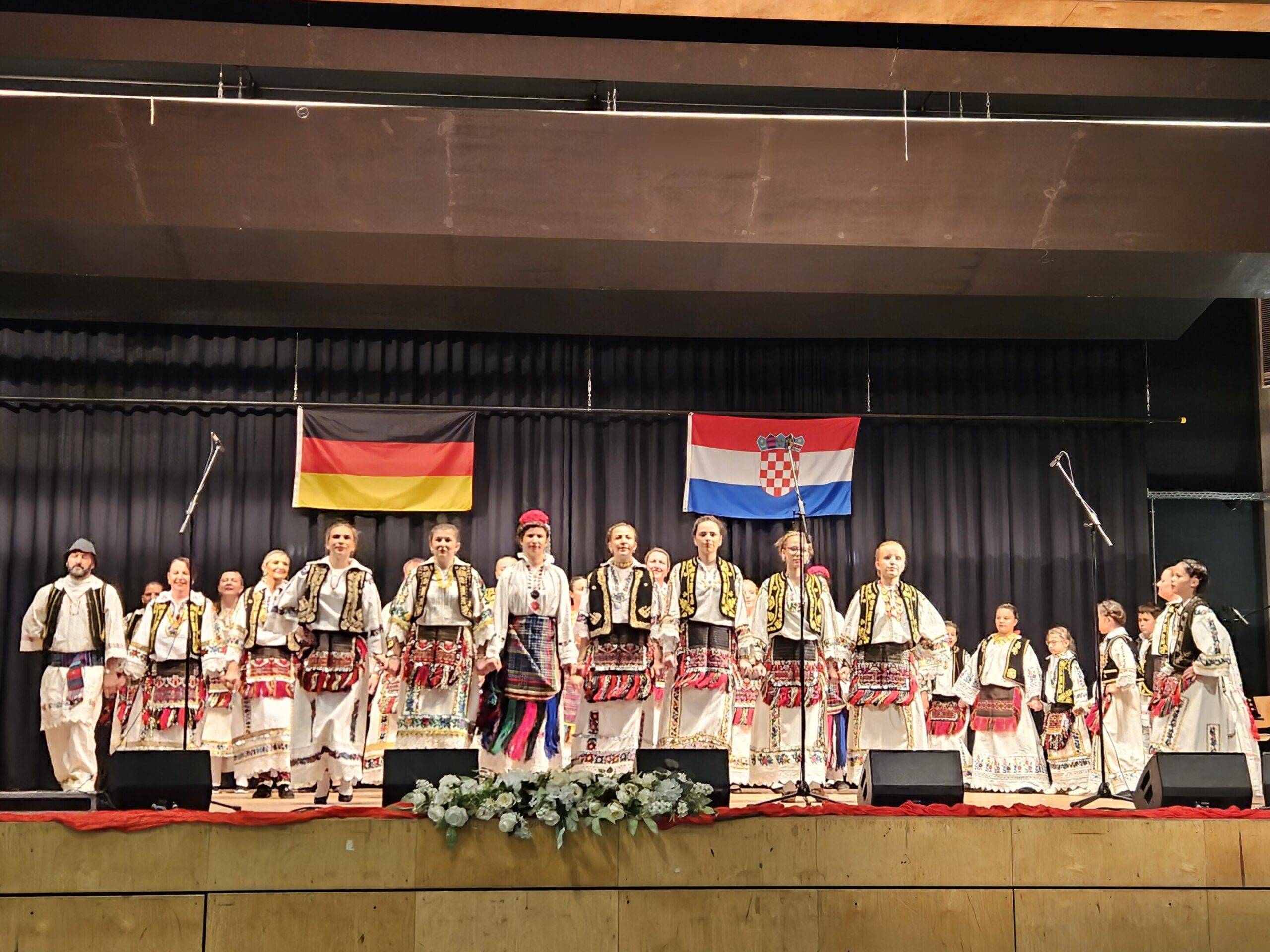 Klapa 'Sveti Juraj' Hrvatske ratne mornarice uveličala proslavu 55. obljetnice hrvatske katoličke zajednice u Reutlingenu