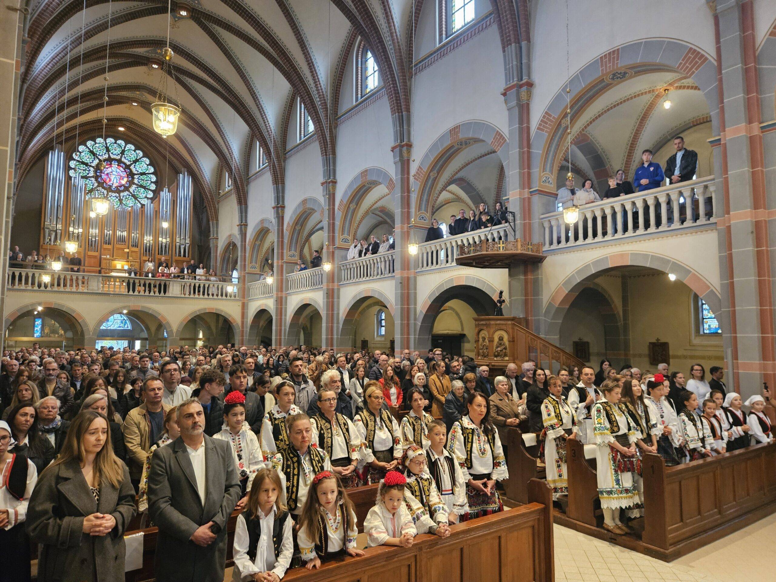 Klapa 'Sveti Juraj' Hrvatske ratne mornarice uveličala proslavu 55. obljetnice hrvatske katoličke zajednice u Reutlingenu